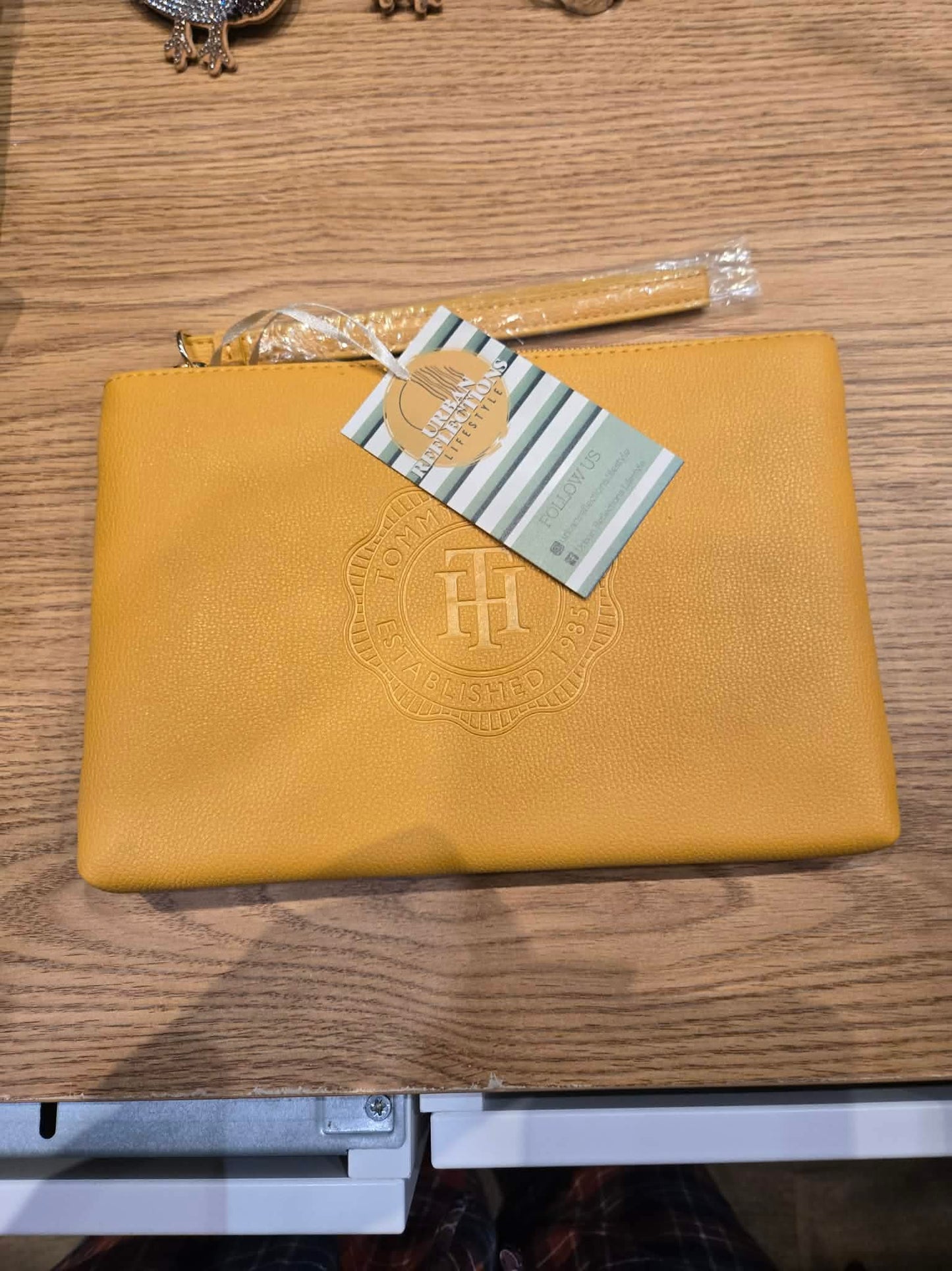 Tommy yellow clutch