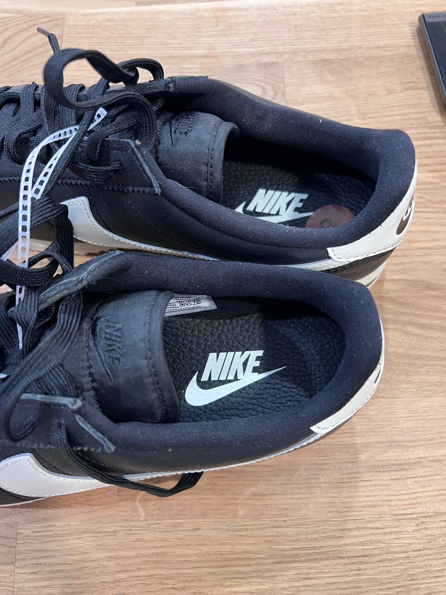 VTG Blk/White Nike Sneakers
