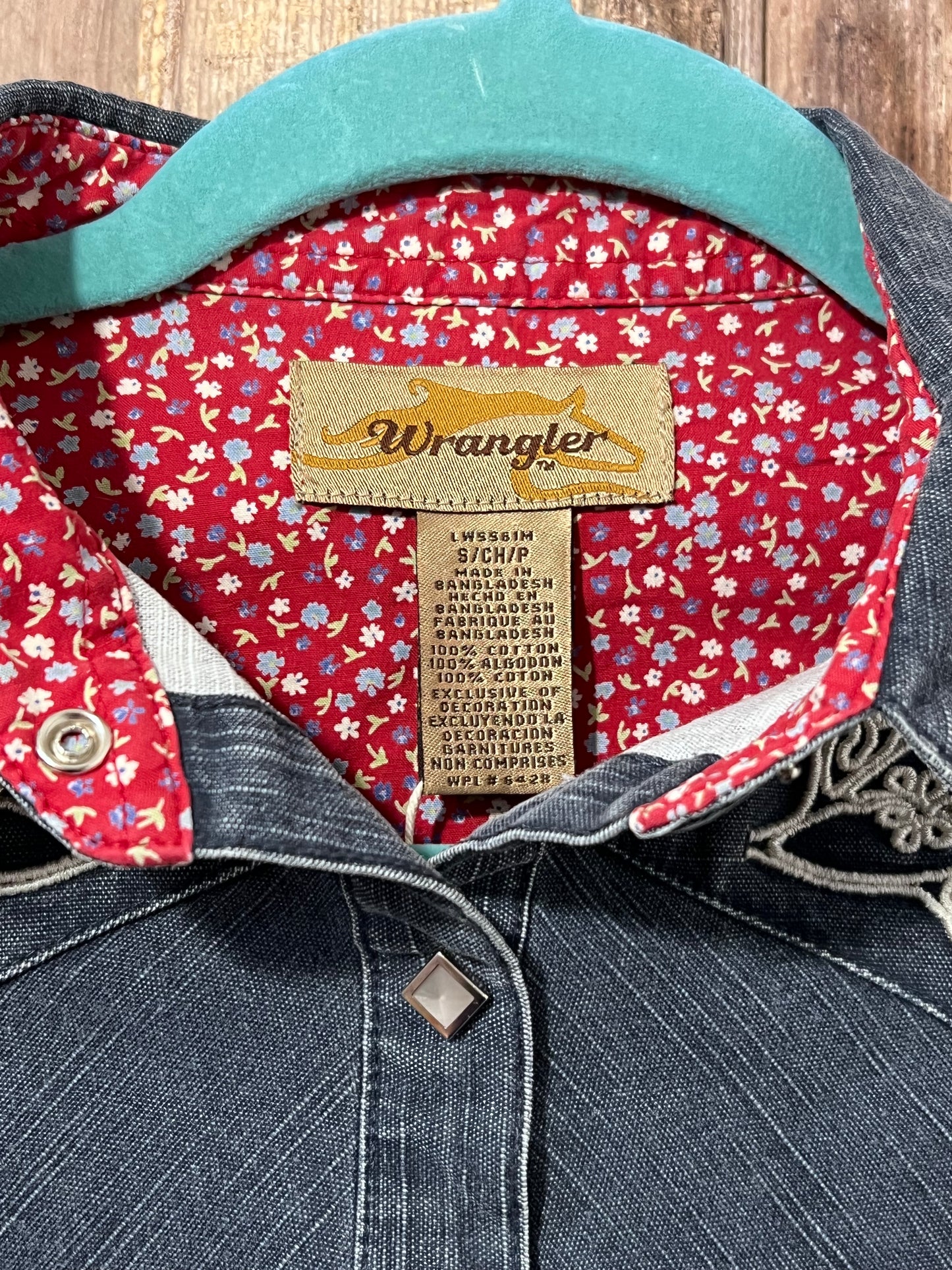 VTG Wrangler Denim Pearl Snap Button Down Top