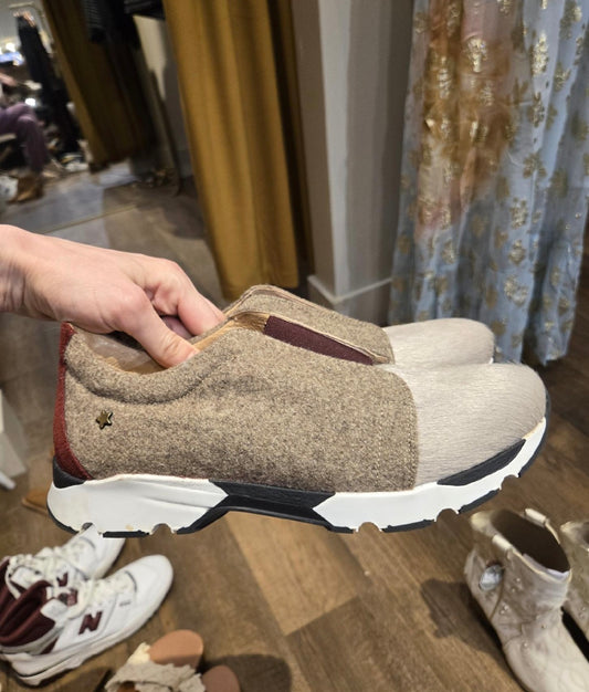 These are the Cubanas sneakers