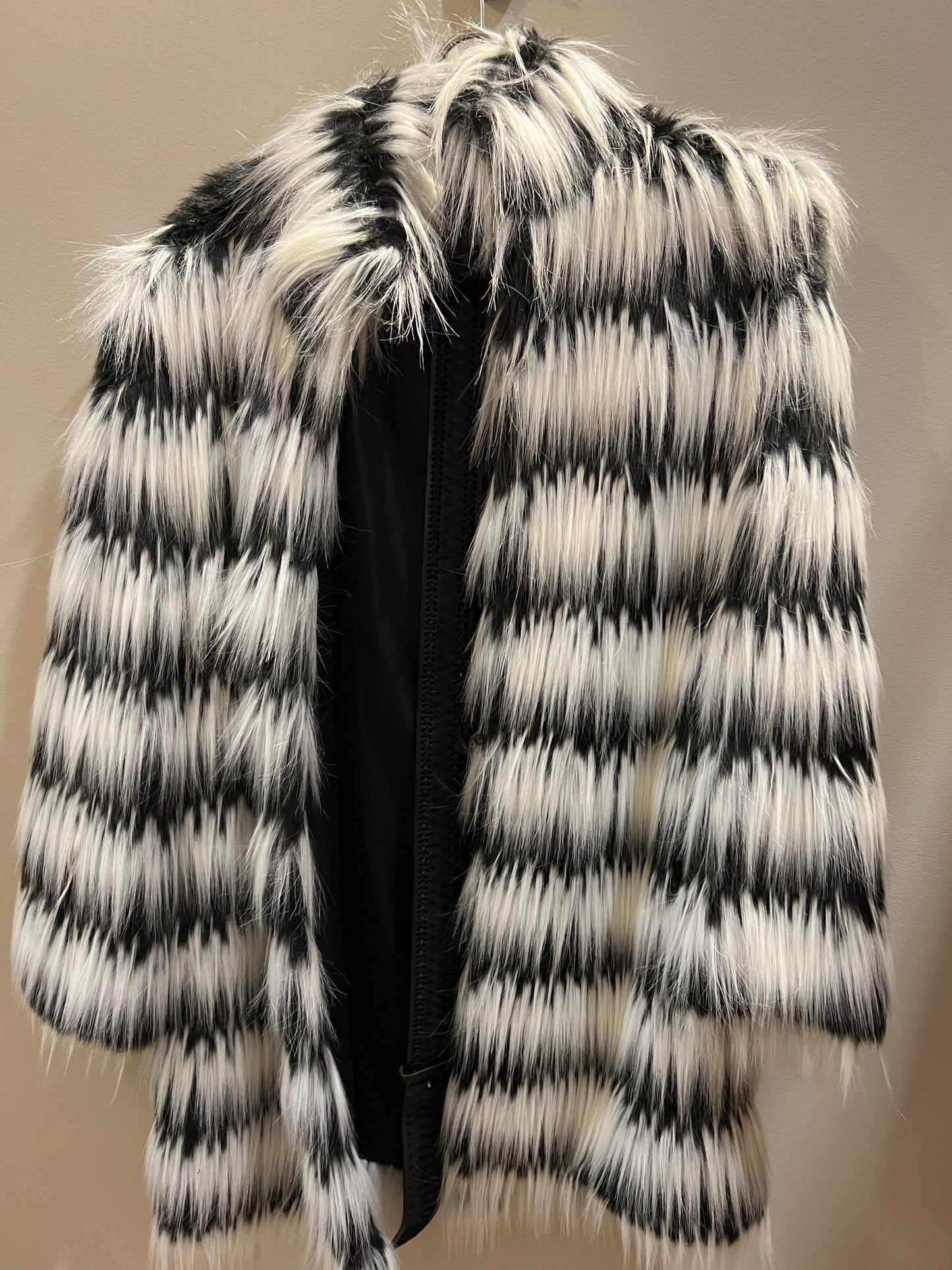 Black and white faux fur jacket ￼