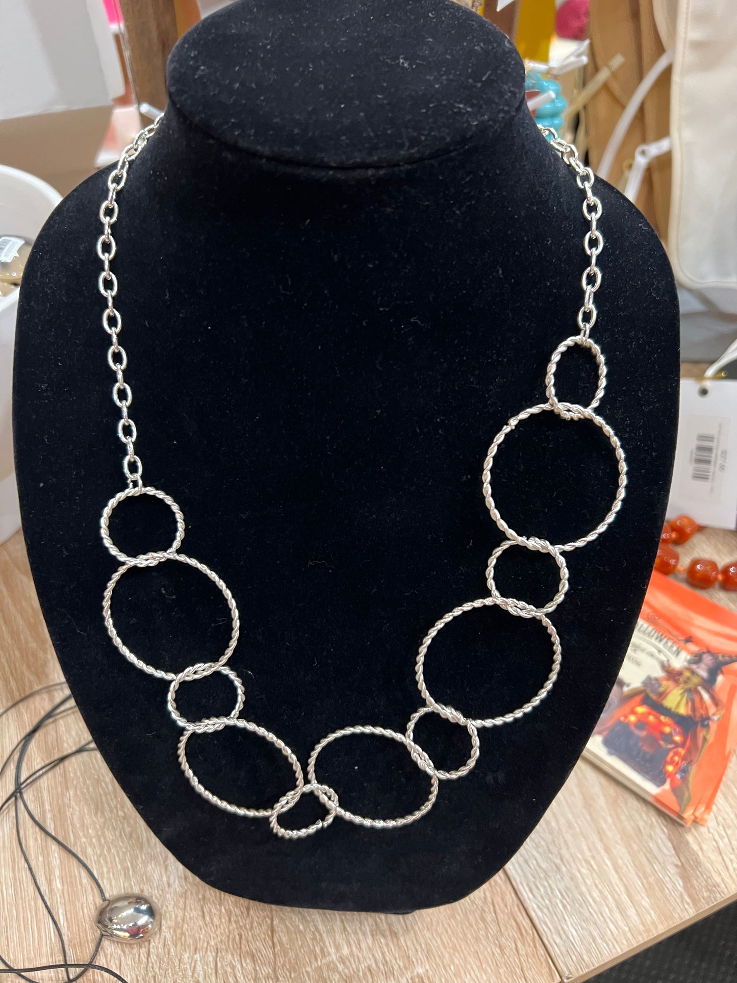 Silver-tone Interlocking Circle necklace ￼