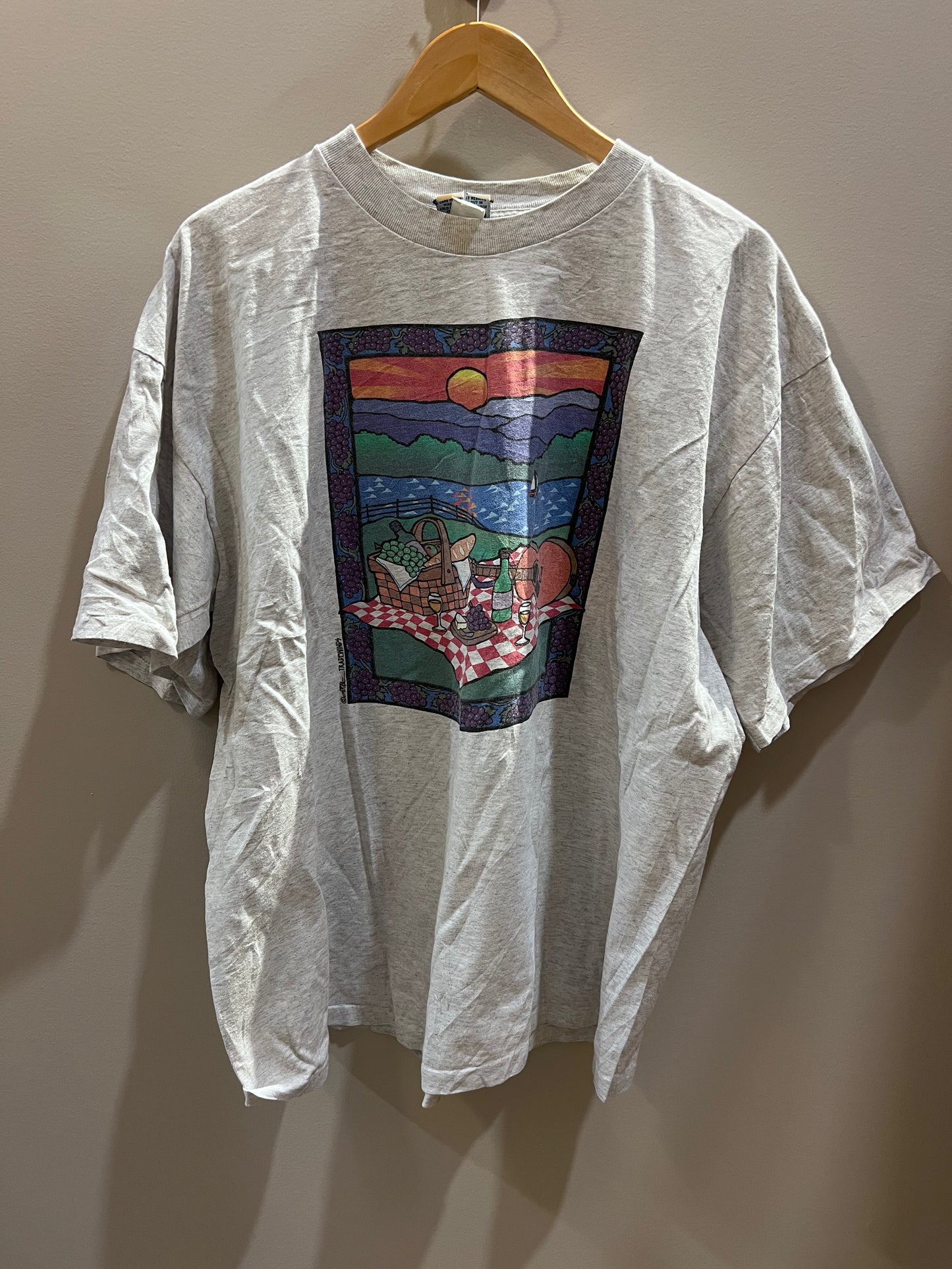 VTG Tradewinds Grey Grape Picnic Scene T-shirt