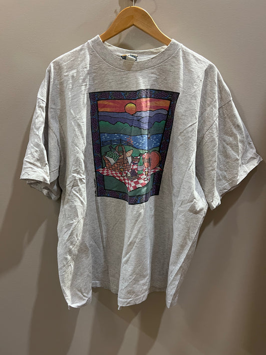VTG Tradewinds Grey Grape Picnic Scene T-shirt