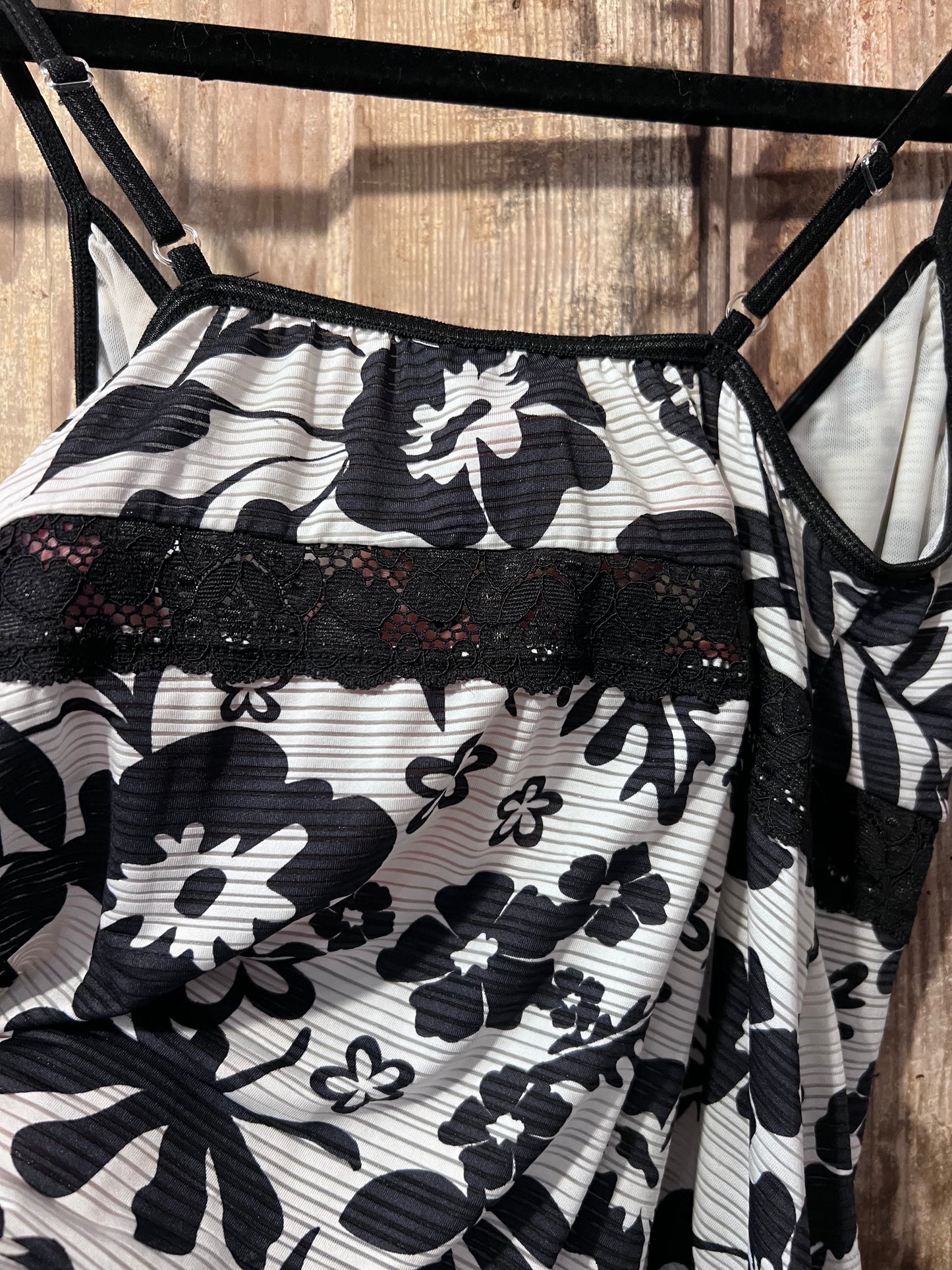 Y2K Blk + Wht Floral Tank Top