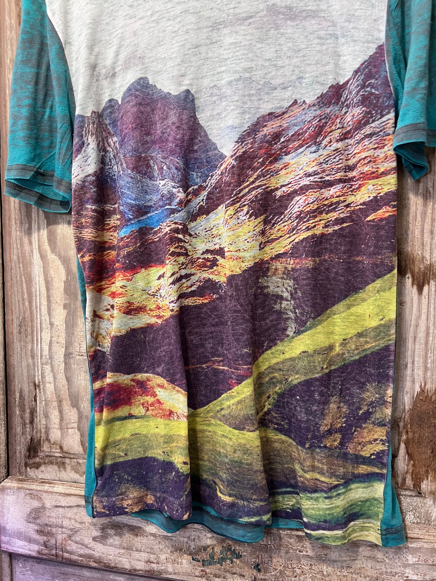 Y2K JE Colorful Mountain Scene Graphic T-Shirt (Modern)