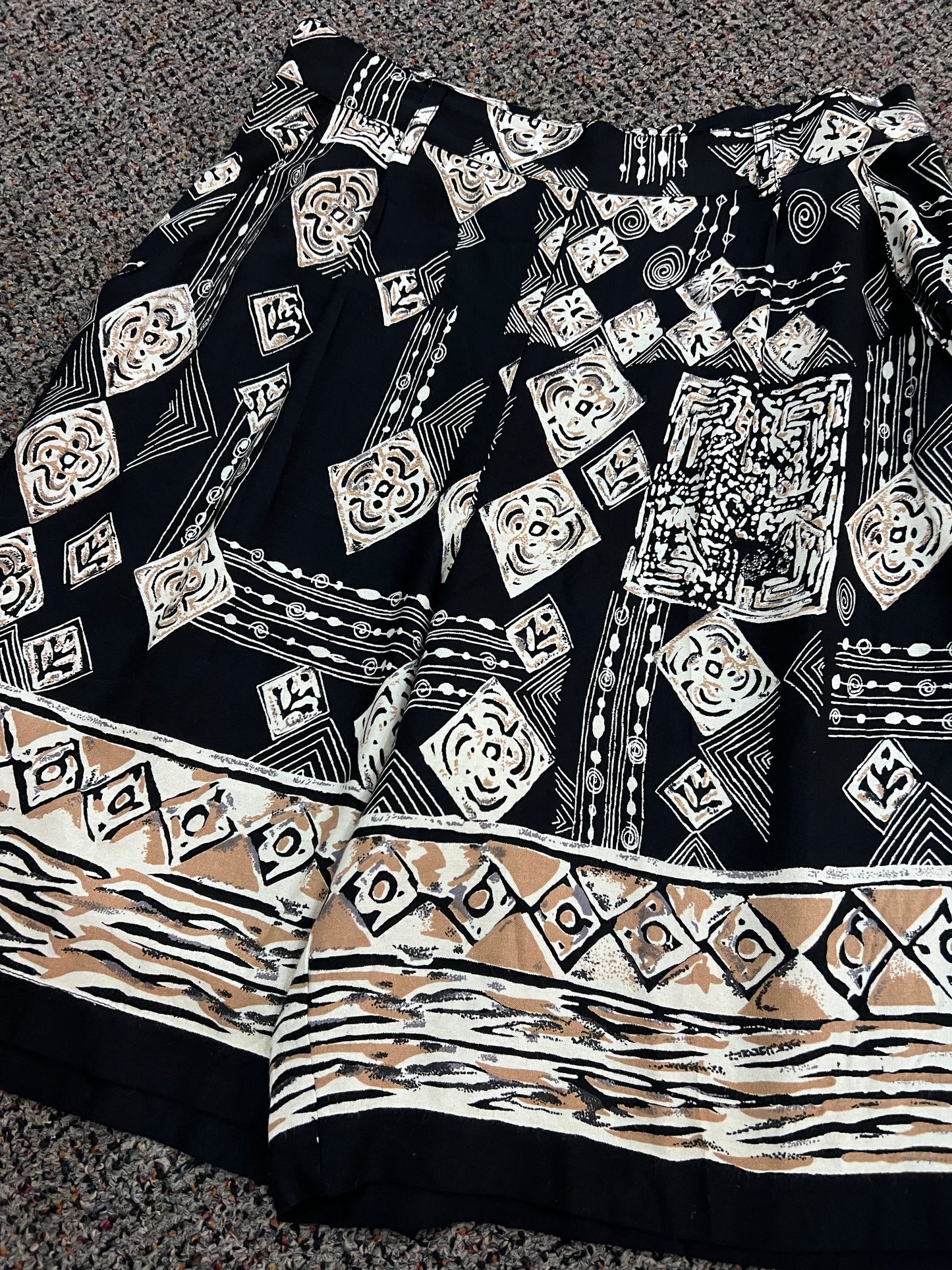 90's Boutique Europa Tribal-esc Patterned Shorts